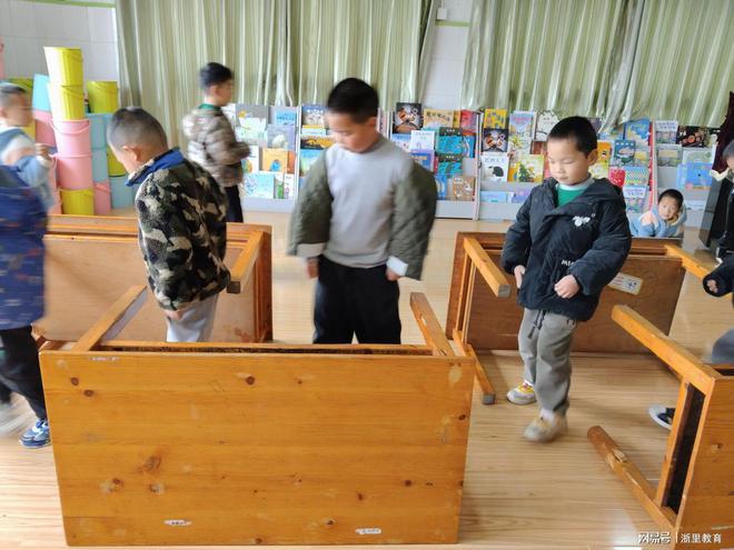 市浣东街道五一幼儿园桌子嗨翻天体育活动pg模拟器试玩小桌子 大妙处——诸暨(图2)