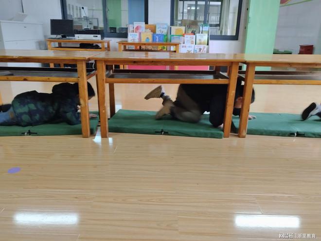 市浣东街道五一幼儿园桌子嗨翻天体育活动pg模拟器试玩小桌子 大妙处——诸暨(图3)