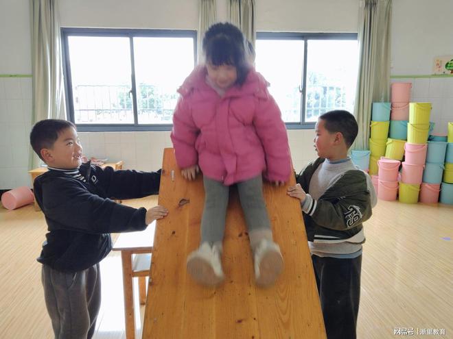 市浣东街道五一幼儿园桌子嗨翻天体育活动pg模拟器试玩小桌子 大妙处——诸暨(图5)