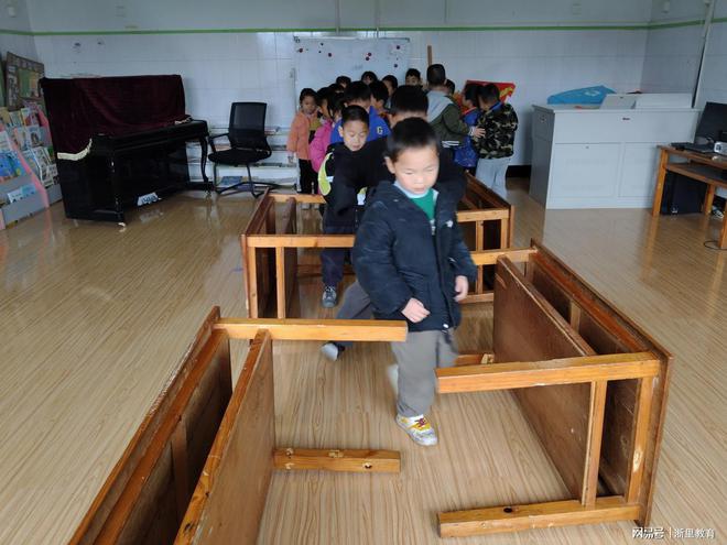市浣东街道五一幼儿园桌子嗨翻天体育活动pg模拟器试玩小桌子 大妙处——诸暨(图4)